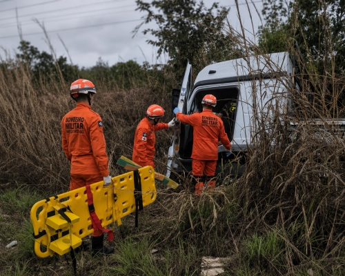 Caminhão tomba na rodovia de Poconé e motorista é socorrido
